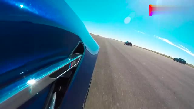 寶馬M5、奔馳AMG E63S和保時(shí)捷轎跑直線加速對(duì)決，誰的性能最好？