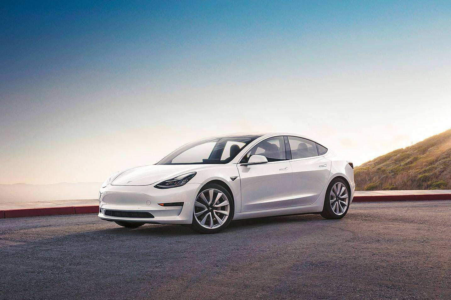 假人撞的稀巴烂，特斯拉Model3主动刹车系统不灵吗？