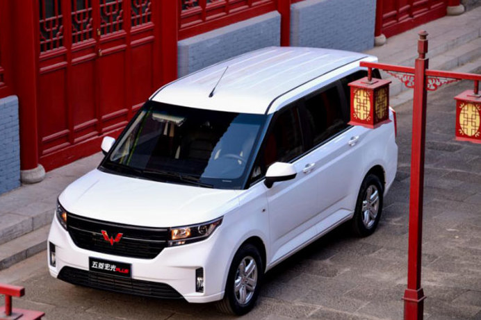 五菱宏光PLUS人民需要五菱造旗艦車型設計解鎖實用之美