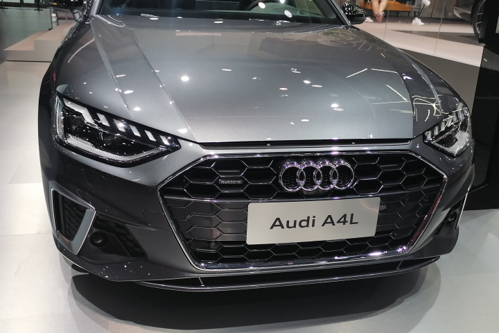 北京車(chē)展實(shí)拍|新款?yuàn)W迪A4L 運(yùn)動(dòng)外觀內(nèi)飾科技