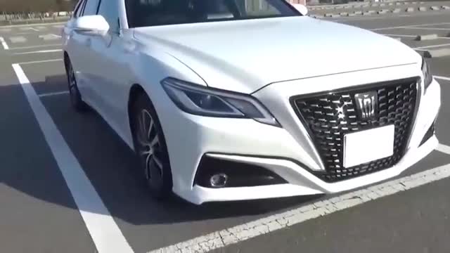 豐田皇冠CROWN到貨，打開(kāi)車(chē)門(mén)看到內(nèi)飾，買(mǎi)不買(mǎi)邁騰帕薩特自己定