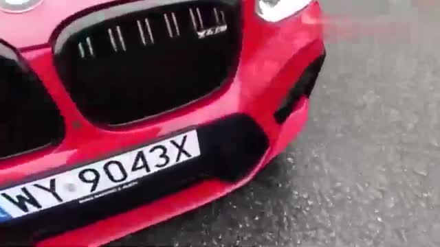 按下新款寶馬X4 M車鑰匙, LED車燈亮起那刻, 心動上演了