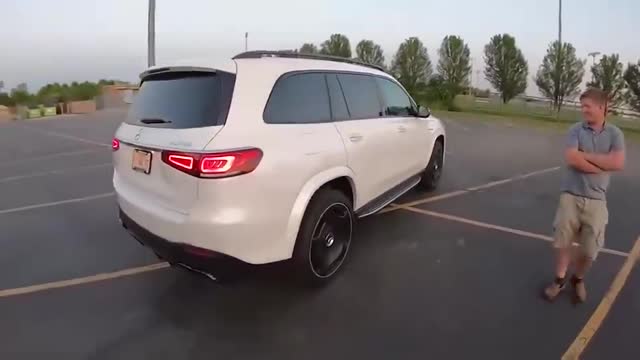 新提的2021款奔馳AMG GLS63，看到三排空間后，才知道有多帥
