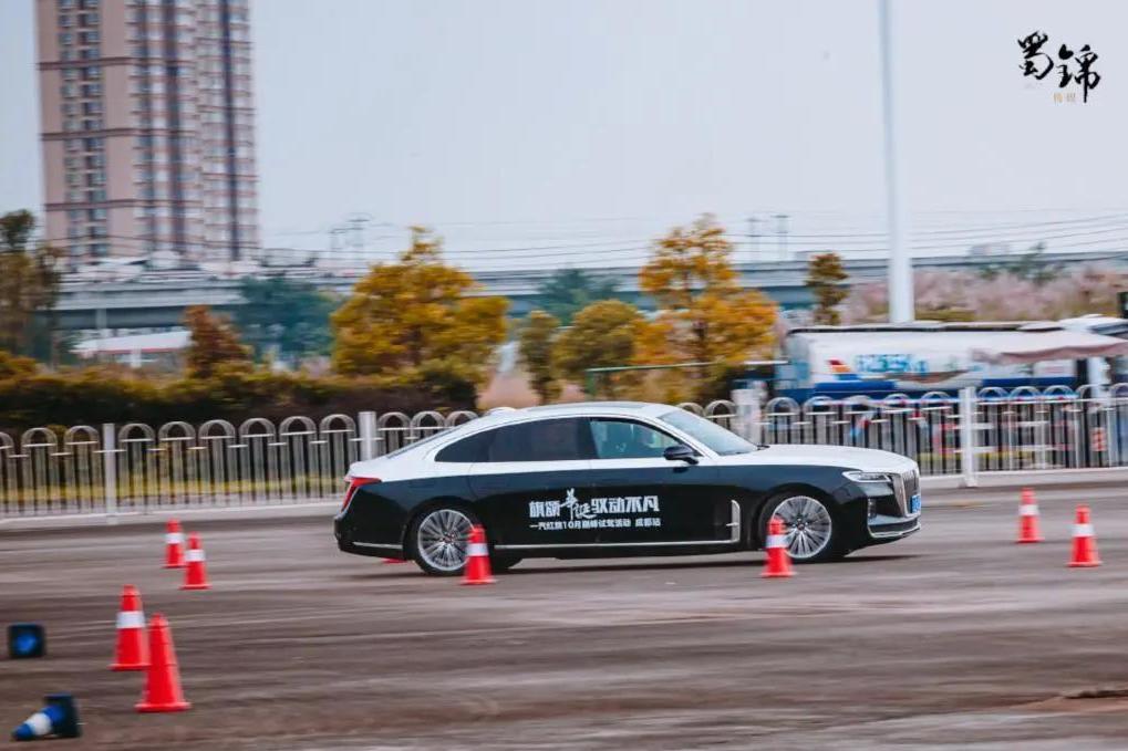 新車試駕｜巔峰試駕 激情體驗(yàn)紅旗兩款當(dāng)家車型