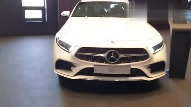 新車到店,實(shí)拍最新款奔馳CLS450,外形真不賴！