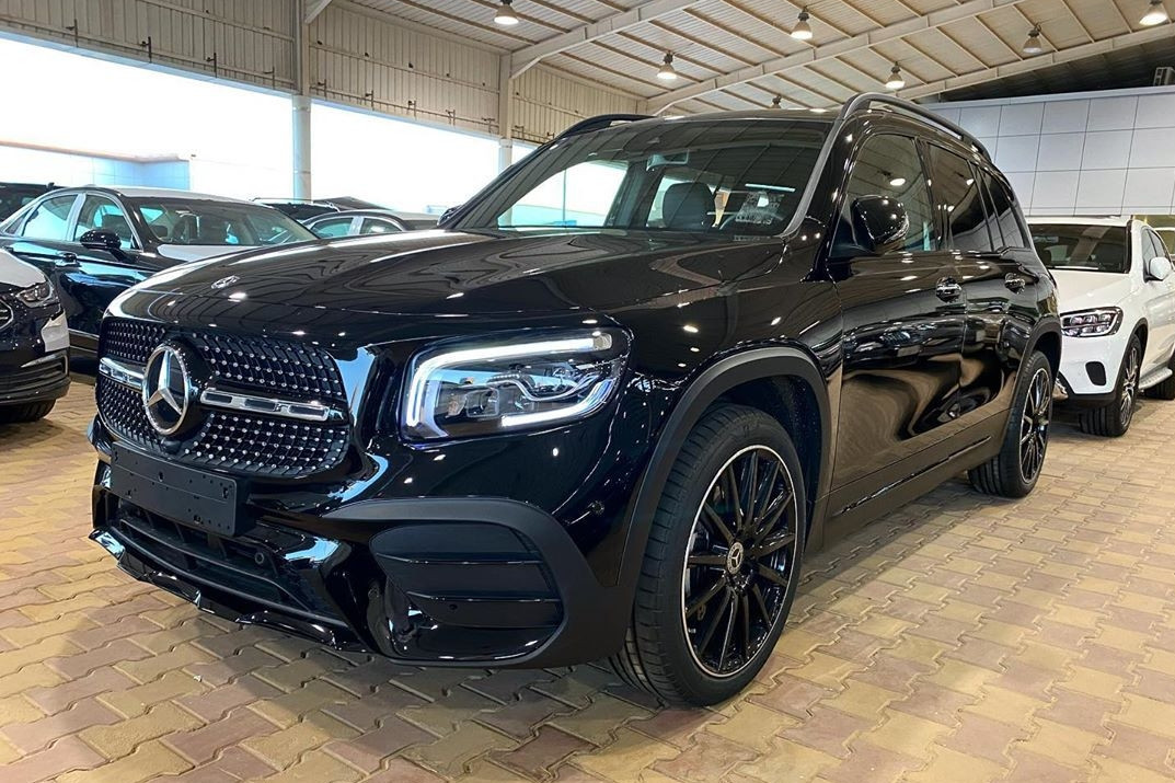 奔馳的小七座SUV，新款GLB250實(shí)車(chē)，2.0T引擎配四驅(qū)