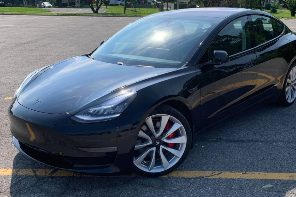 特斯拉Model 3搭载82千瓦时电池组，续航568公里