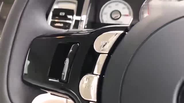 勞斯萊斯魅影到貨，打開車門感受一下這奢華，賓利沒法比