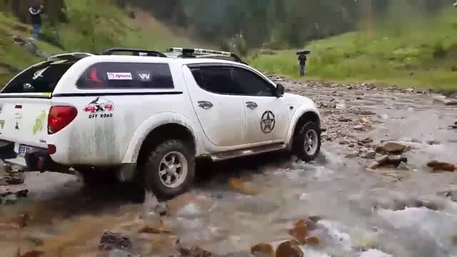 五十鈴Dmax和三菱L200去山里玩越野，過河沖坡后才知道差距有多大