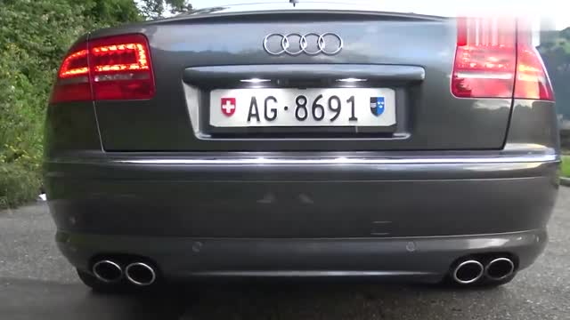 奧迪S8，5.2升V10發(fā)動(dòng)機(jī)，太霸氣了