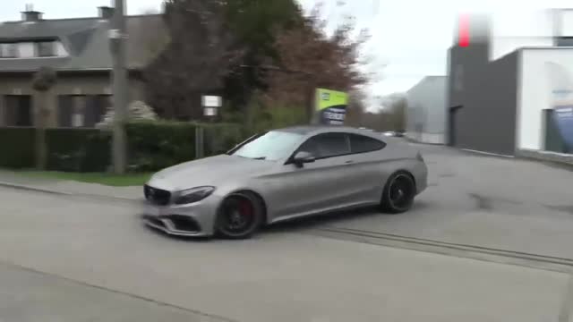 奔馳AMG C63S在街頭秀聲浪，這顏值你心動了么
