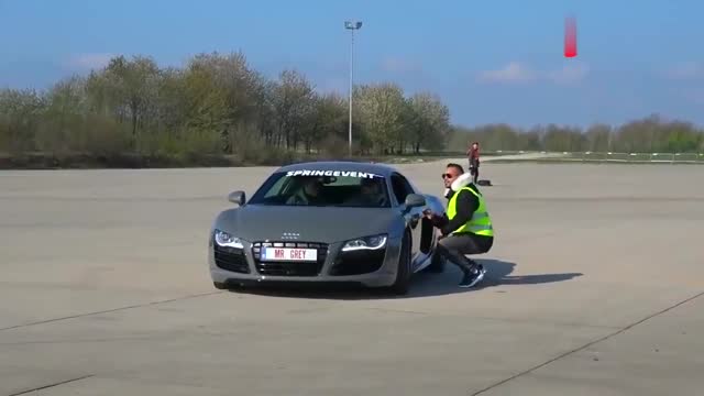 蘭博基尼Aventador S與日產(chǎn)GTR是不是一個(gè)檔次的？比比就知道了！