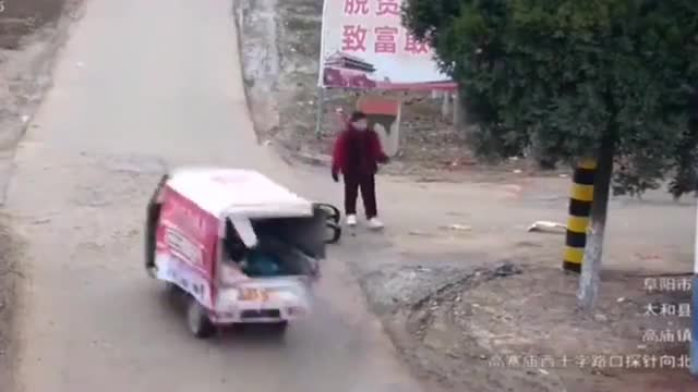 小孩騎摩托車被五菱神車撞了，五菱神車卻揚長而去