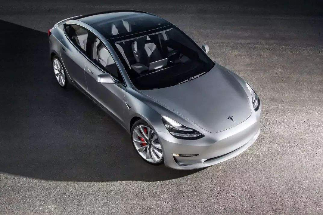 沐浴在阳光下，特斯拉Model 3天窗为嘛这么大？