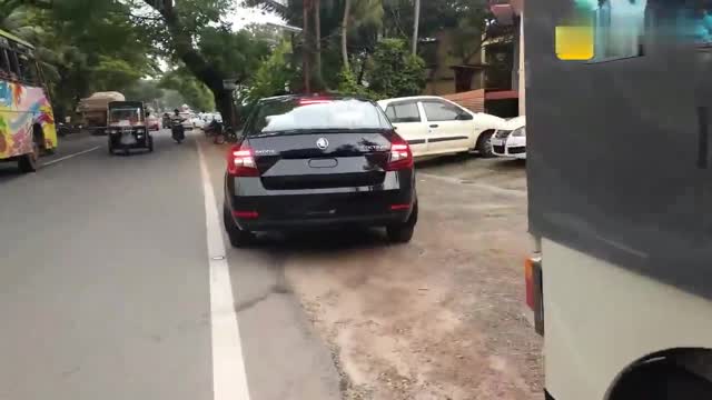 國外實(shí)拍嶄新的黑色斯柯達(dá)明銳，這顏值我喜歡