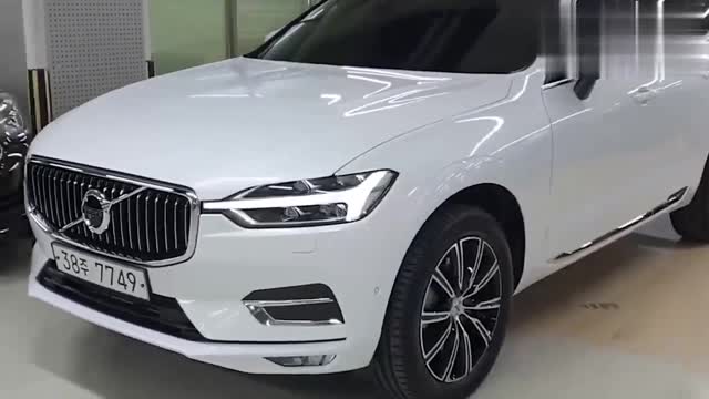 2020款沃爾沃XC60，坐進駕駛座看到中控大屏和全景天窗，心動了