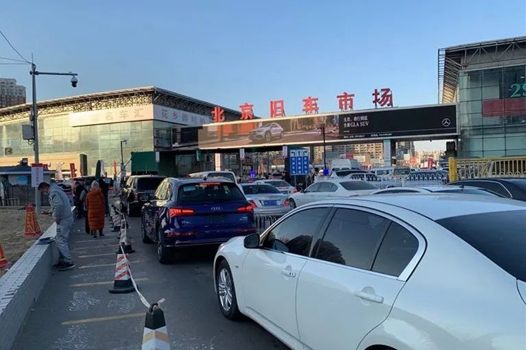 新政来临前的疯狂，北京车主熬夜排队等过户