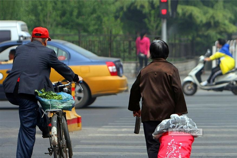 機(jī)動(dòng)車撞了闖紅燈的行人，司機(jī)需負(fù)責(zé)，這合理嗎？