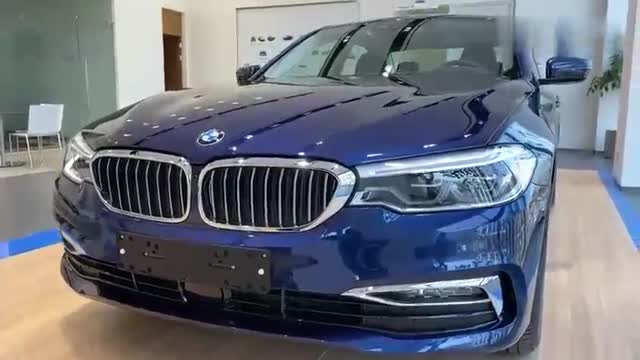 新車到店，2020款寶馬5系530e，了解完外觀內(nèi)飾，我忘記了奔馳E！