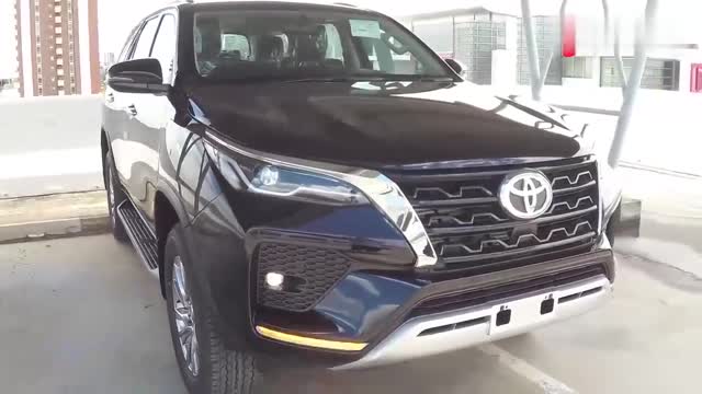按下2021款豐田奔跑者鑰匙，打開車門看到內(nèi)飾，才知道啥叫改變