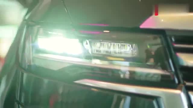 2021款凱迪拉克凱雷德驚艷到店，打開底盤升降，才是霸氣的開始