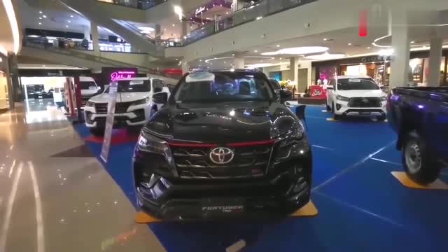 2021款豐田奔跑者亮相大商場(chǎng)，按下鑰匙打開后備箱，霸氣開始！