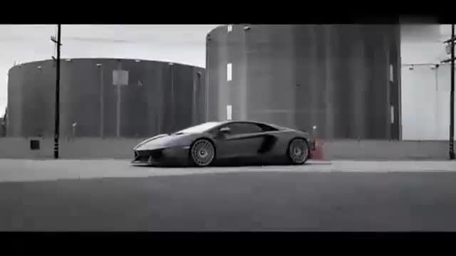 蘭博基尼Aventador，開在路上很是拉風(fēng)