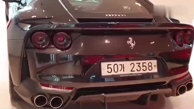 法拉利812到貨，打開(kāi)無(wú)框車門(mén)，霸氣的一幕上演了