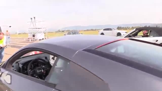 奧迪R8與保時(shí)捷911比加速，一腳油門(mén)踩到底，差距就很明顯了！