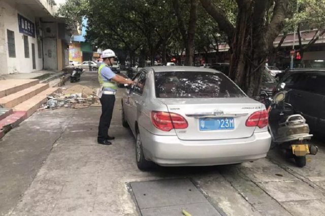 車主亂停車“自食惡果”，隔天取車直接懵了，修車工：沒修的必要