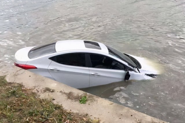 汽車(chē)后備箱有個(gè)“隱藏”裝置，現(xiàn)在找到它，關(guān)鍵時(shí)刻能保命