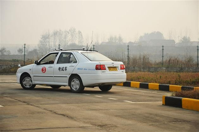 側方位停車時后視鏡看不見后面的車輪，怎么判斷車輪位置？