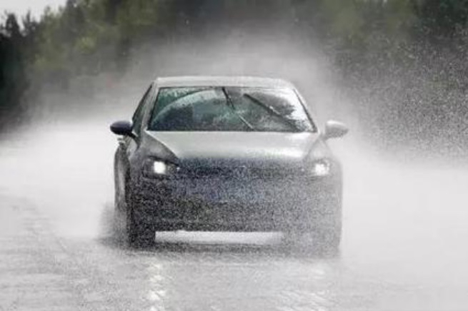 雨天行车水滑现象竟然不是最危险的？