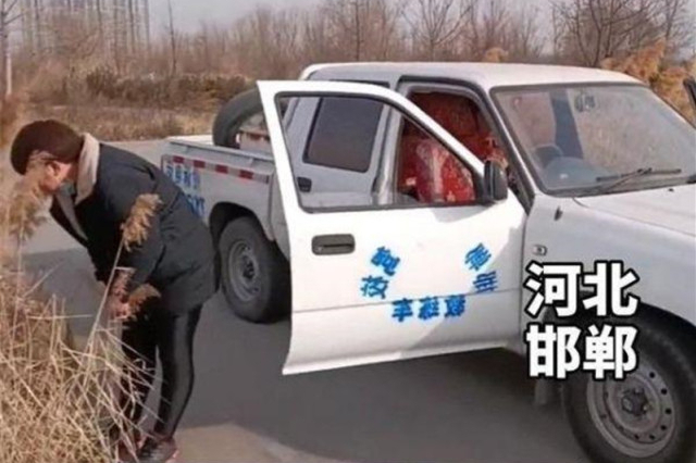 女學員駕校空地上嘔吐，攤手直呼暈車，教練：大姐，你是開車的！