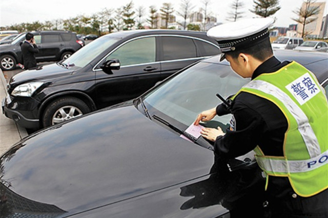 女孩將車停店門口，被豪車故意堵路，一個(gè)舉動(dòng)將自己送往警局！