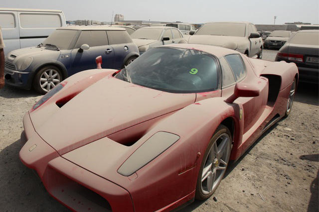 法拉利Enzo遗弃街头，为什么迪拜有那么多昂贵汽车被遗弃