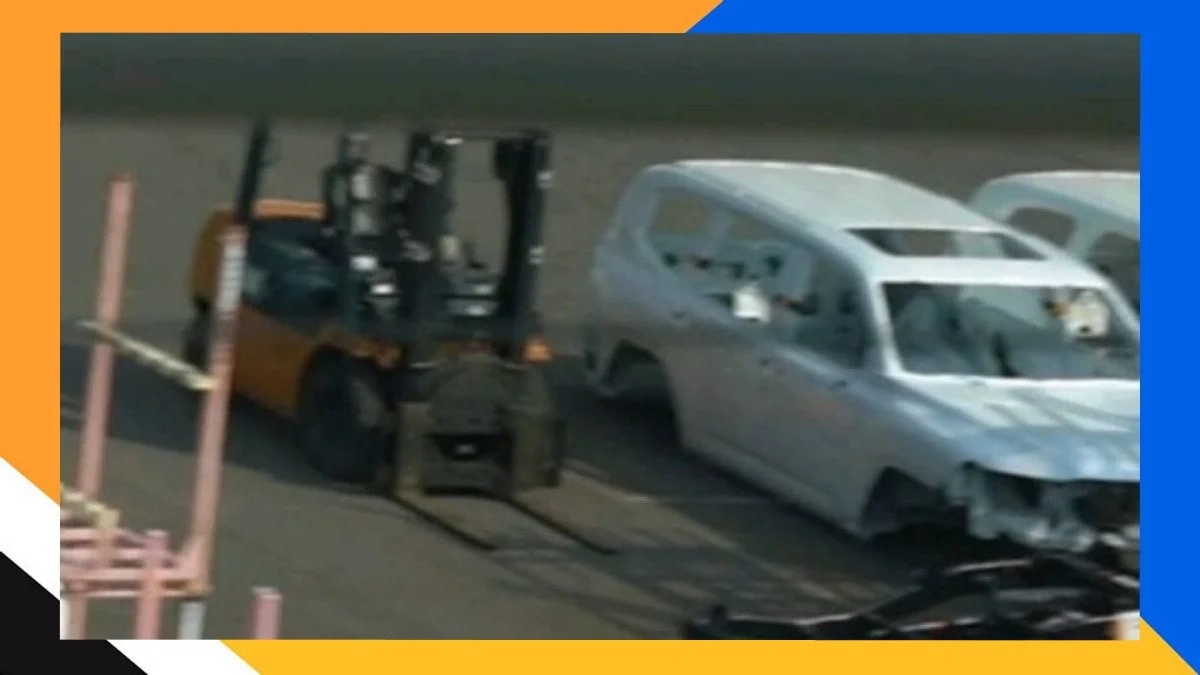 全新豐田蘭德酷路澤白車(chē)身曝光，車(chē)身風(fēng)格很干練，造型依舊很硬派