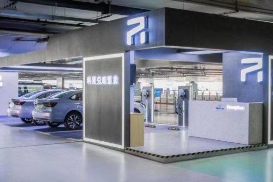 R汽車首座超級充電站來了！年內(nèi)建成100座