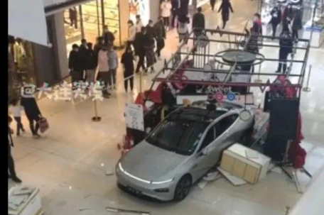 某品牌展示车辆在商场内部，意外冲撞致多展柜损坏