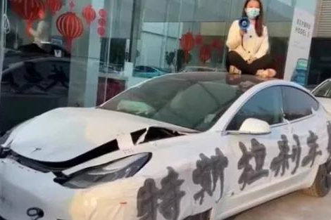 又爆剎車失靈，河南一女子坐特斯拉車頂維權