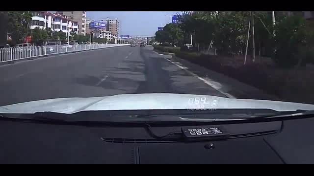 逆行電動(dòng)車撞上已經(jīng)剎停的凱迪拉克ATS-L
