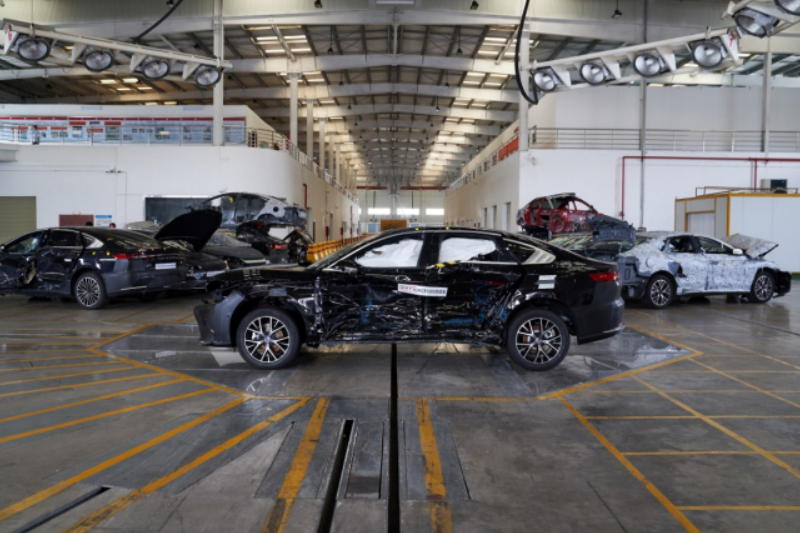 成排堆積的試驗報廢車,走進比亞迪實驗室是什么樣的一種體驗?