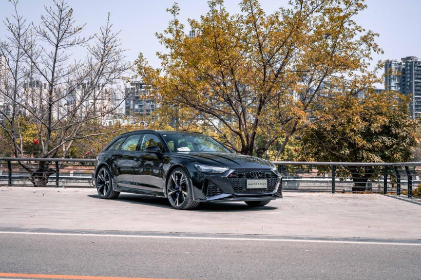 試完這臺奧迪8缸性能車后發(fā)現(xiàn)，原來性能車也能很舒適