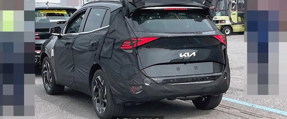 全新起亞KX5低偽裝路試車曝光，車身的風格很凌厲