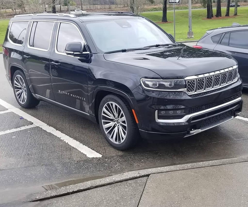 全新Jeep大瓦格尼實(shí)車亮相街頭，氣場(chǎng)很強(qiáng)，車身塊頭很大