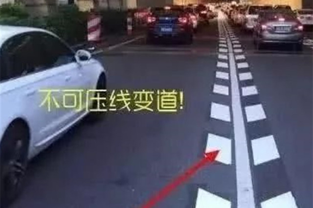 開車遇到魚骨線像進(jìn)了“迷魂陣”，交警：這都不知道，駕照撿的？