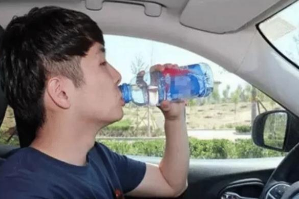 开车喝水被扣分罚款？车主怒问：要是渴了到底怎么办？