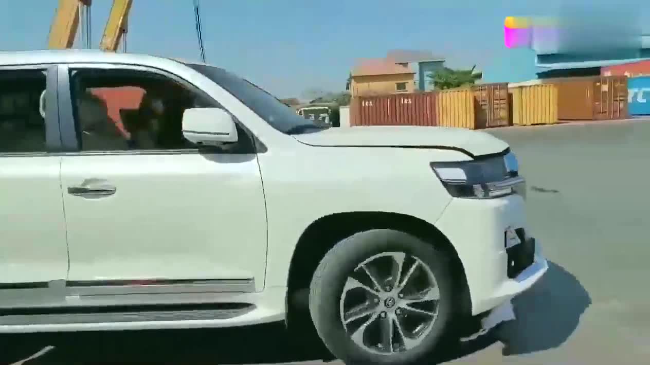 豐田蘭德酷路澤V6到港實(shí)拍，開出集裝箱，才知道有多霸氣