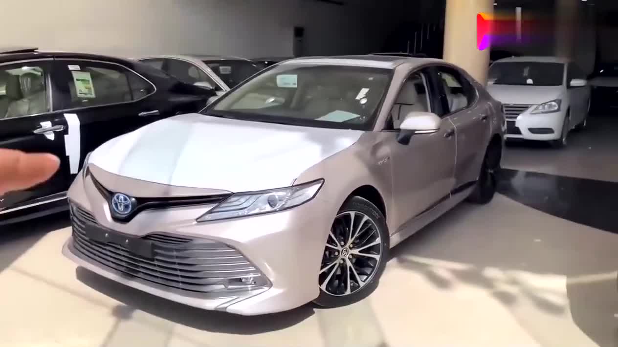 豐田凱美瑞到貨，打開車門和后備箱后還考慮本田雅閣嗎？