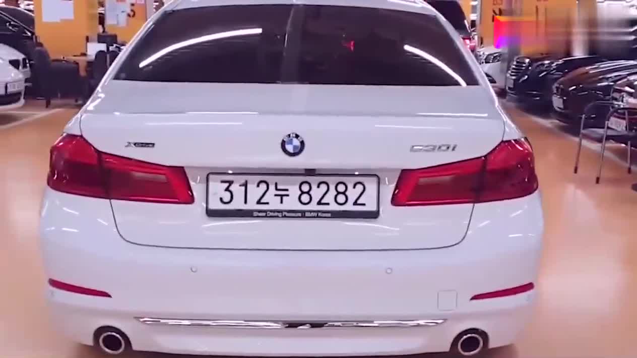 寶馬530i，打開車門看到內(nèi)飾還要啥奔馳E級